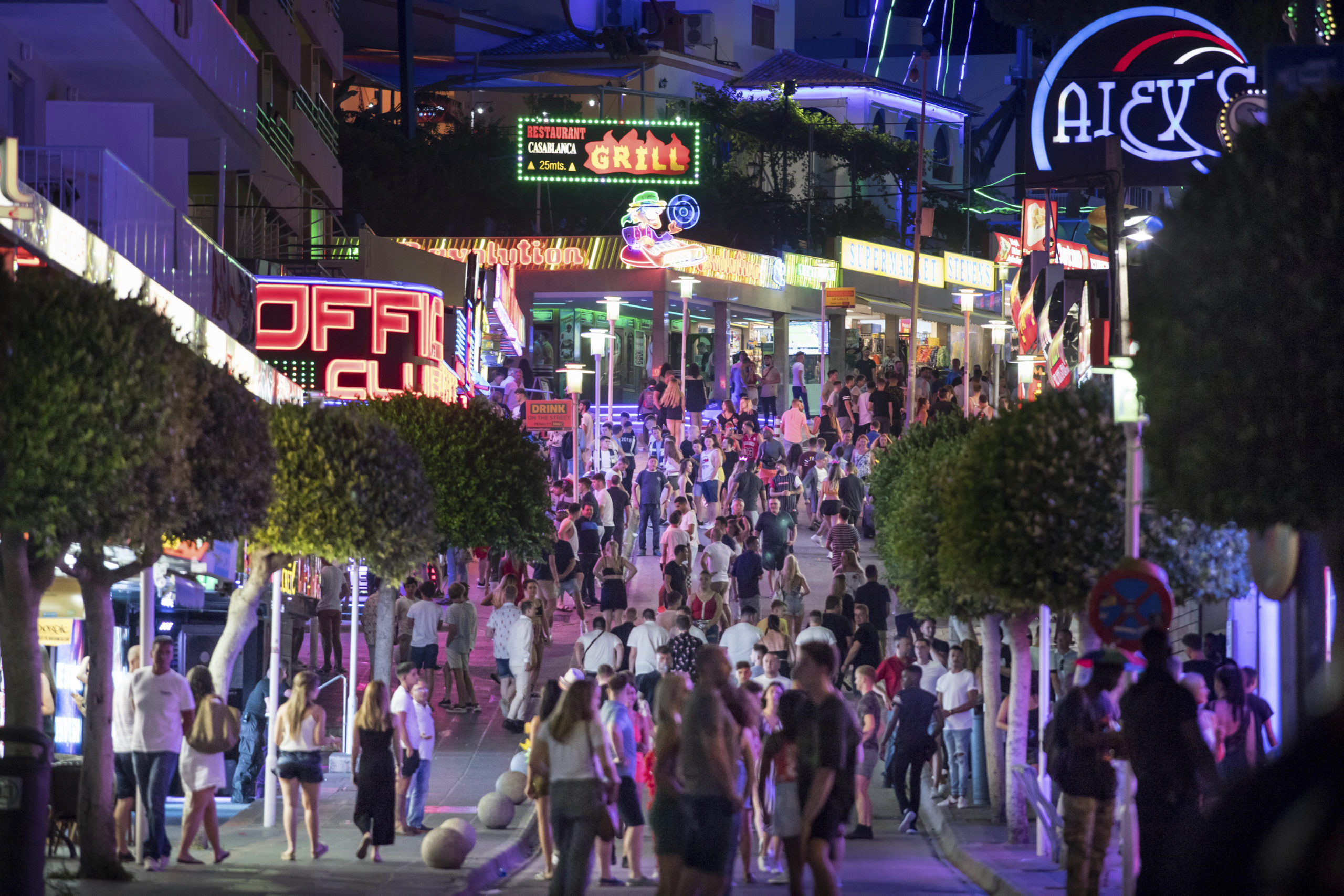 Sie schließen ein Lokal auf Mallorca, wo ein betrunkenes 12-jähriges Mädchen war