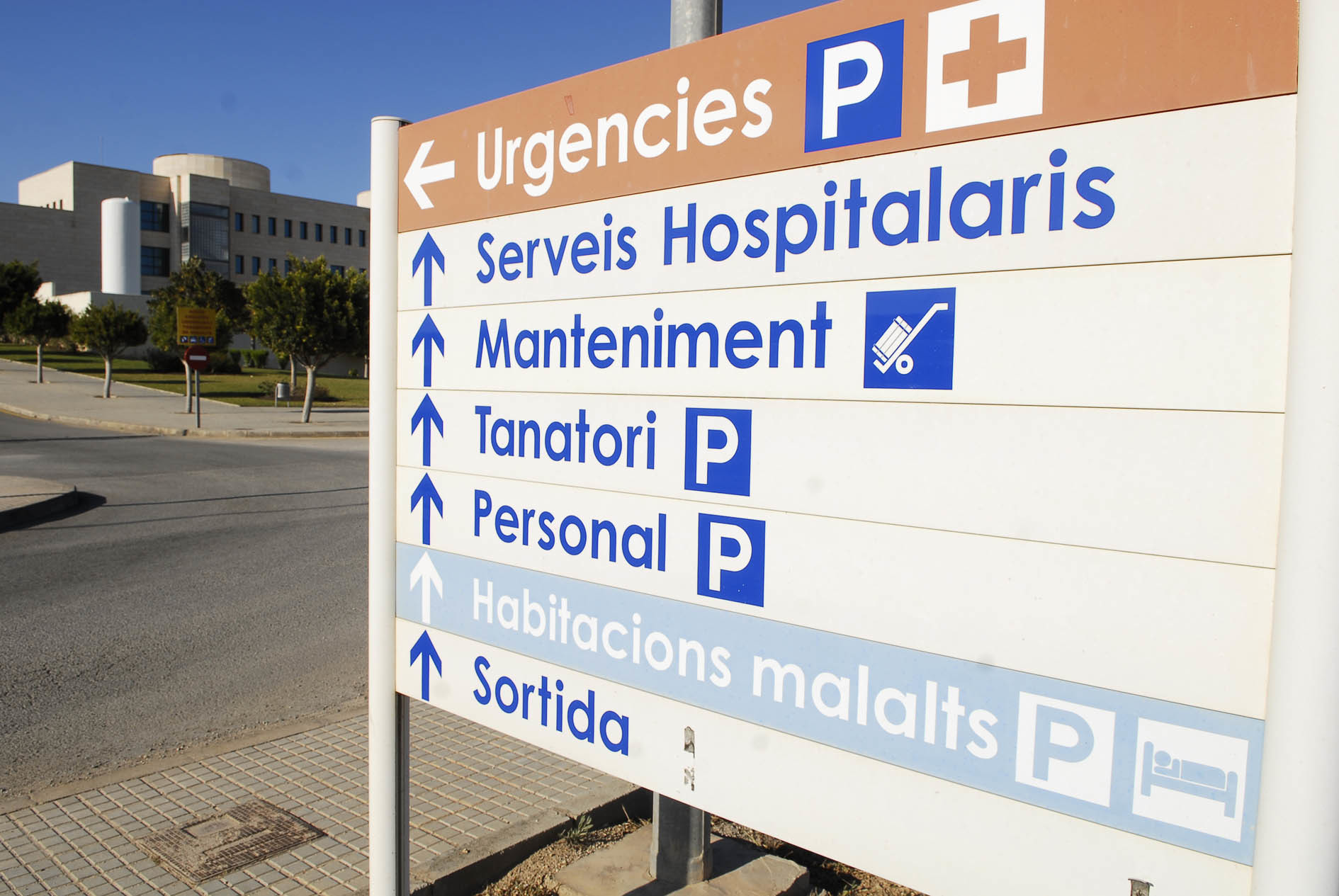 Verhaftet, nachdem er sich in einem Krankenhaus verbarrikadiert hatte, nachdem er das Sorgerecht für seine neugeborene Tochter verloren hatte