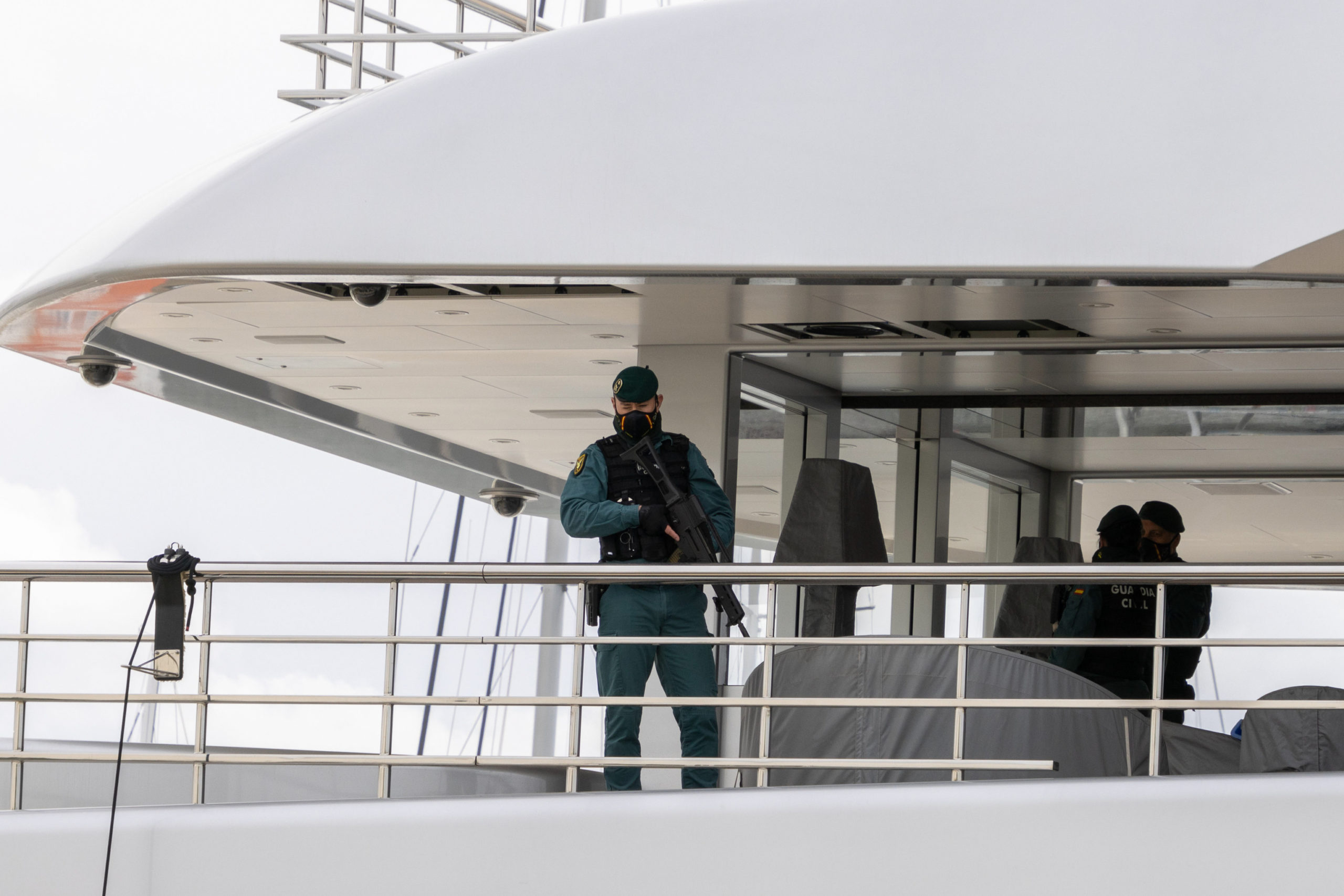 Ein Brite wurde verhaftet, weil er als Aushängeschild für einen russischen Tycoon fungiert hatte, um der Blockade seiner „Megayacht“ zu entgehen.