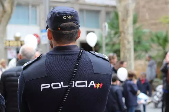 Ein Mann, der verhaftet wurde, weil er seine beiden minderjährigen Kinder einem Freund geliehen hatte, um sie zu missbrauchen