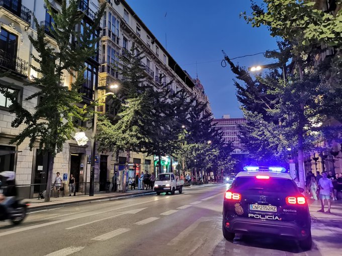 Sie verhaften einen Jungen, weil er ein Mädchen sexuell angegriffen hat, und den, der bei ihm war, weil er die Freundin geschlagen hat, die sie verteidigen wollte