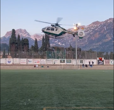 Ein Hubschrauber der Zivilgarde landet mitten in einem Fußballspiel mit einer Familie, die vom Sturm Juliette aus einem Unterschlupf gerettet wurde